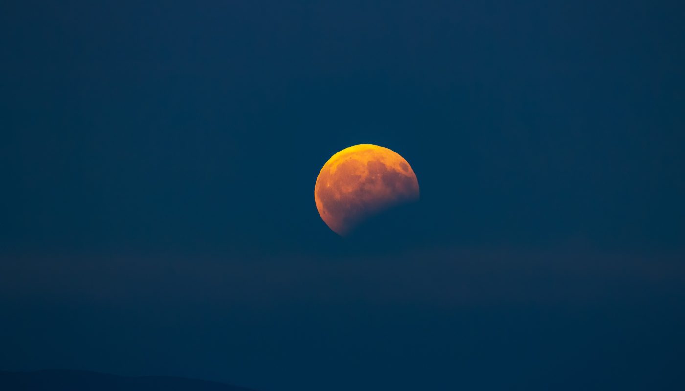 i seliniaki ekleipsi stoys ichthys stis 28.08.2026 fernei anatropes ragdaies exelixeis apokalypseis kai entaseis. pos tha epireastoyn ta 12 zodia pic astrologia