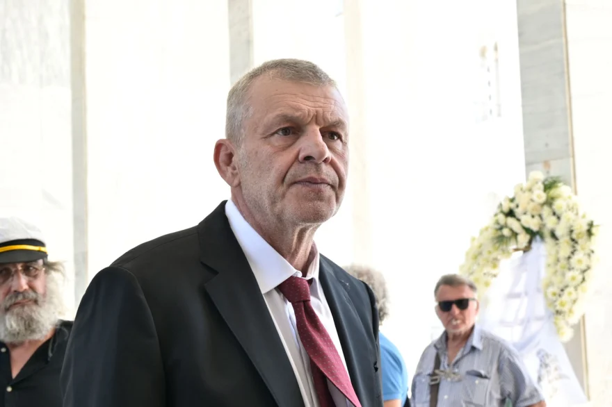 Κηδεία Νίκου Καλογερόπουλου: Τον αποχαιρέτησαν με όργανα και τραγούδια - Όλος ο καλλιτεχνικός κόσμος ήταν εκεί 41 khdeia kalogeropoulos 10