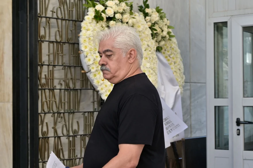 Κηδεία Νίκου Καλογερόπουλου: Τον αποχαιρέτησαν με όργανα και τραγούδια - Όλος ο καλλιτεχνικός κόσμος ήταν εκεί 42 khdeia kalogeropoulos 11