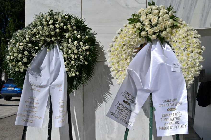Κηδεία Νίκου Καλογερόπουλου: Τον αποχαιρέτησαν με όργανα και τραγούδια - Όλος ο καλλιτεχνικός κόσμος ήταν εκεί 36 khdeia kalogeropoulos 4
