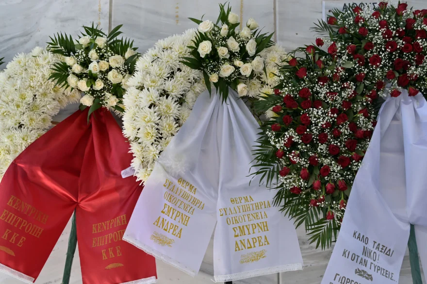 Κηδεία Νίκου Καλογερόπουλου: Τον αποχαιρέτησαν με όργανα και τραγούδια - Όλος ο καλλιτεχνικός κόσμος ήταν εκεί 37 khdeia kalogeropoulos 5