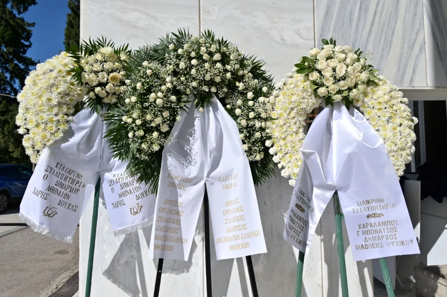 Κηδεία Νίκου Καλογερόπουλου: Τον αποχαιρέτησαν με όργανα και τραγούδια - Όλος ο καλλιτεχνικός κόσμος ήταν εκεί 38 khdeia kalogeropoulos 6
