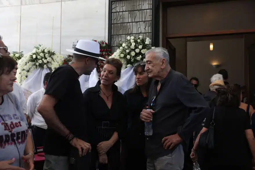Κηδεία Νίκου Καλογερόπουλου: Τον αποχαιρέτησαν με όργανα και τραγούδια - Όλος ο καλλιτεχνικός κόσμος ήταν εκεί 24 khdeia kalogeropoulos 10