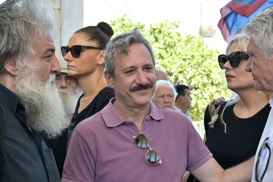 Κηδεία Νίκου Καλογερόπουλου: Τον αποχαιρέτησαν με όργανα και τραγούδια - Όλος ο καλλιτεχνικός κόσμος ήταν εκεί 25 khdeia kalogeropoulos 11