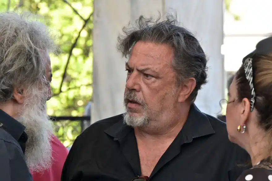 Κηδεία Νίκου Καλογερόπουλου: Τον αποχαιρέτησαν με όργανα και τραγούδια - Όλος ο καλλιτεχνικός κόσμος ήταν εκεί 26 khdeia kalogeropoulos 12