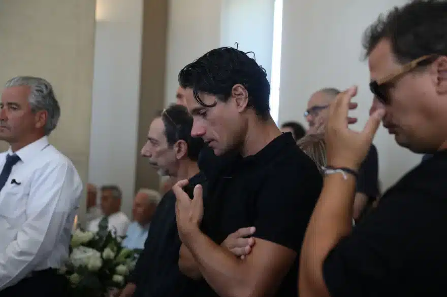 Κηδεία Νίκου Καλογερόπουλου: Τον αποχαιρέτησαν με όργανα και τραγούδια - Όλος ο καλλιτεχνικός κόσμος ήταν εκεί 27 khdeia kalogeropoulos 13