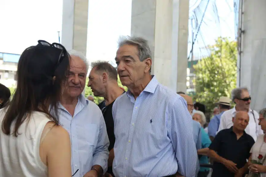 Κηδεία Νίκου Καλογερόπουλου: Τον αποχαιρέτησαν με όργανα και τραγούδια - Όλος ο καλλιτεχνικός κόσμος ήταν εκεί 29 khdeia kalogeropoulos 15