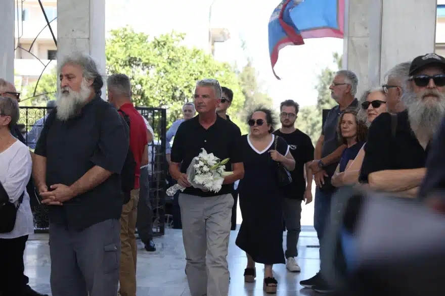 Κηδεία Νίκου Καλογερόπουλου: Τον αποχαιρέτησαν με όργανα και τραγούδια - Όλος ο καλλιτεχνικός κόσμος ήταν εκεί 21 khdeia kalogeropoulos 7