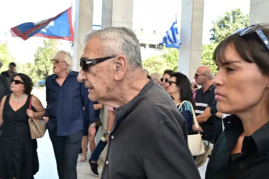 Κηδεία Νίκου Καλογερόπουλου: Τον αποχαιρέτησαν με όργανα και τραγούδια - Όλος ο καλλιτεχνικός κόσμος ήταν εκεί 22 khdeia kalogeropoulos 8