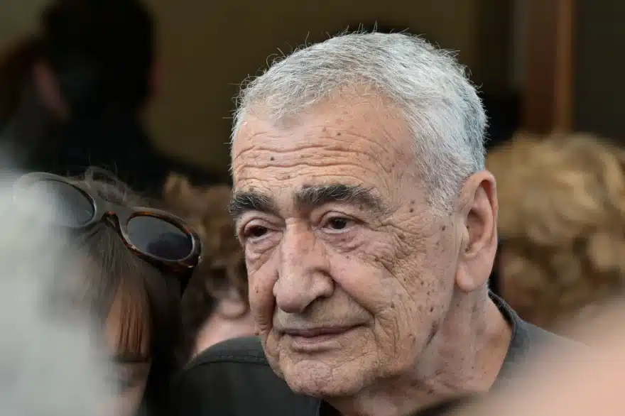Κηδεία Νίκου Καλογερόπουλου: Τον αποχαιρέτησαν με όργανα και τραγούδια - Όλος ο καλλιτεχνικός κόσμος ήταν εκεί 23 khdeia kalogeropoulos 9