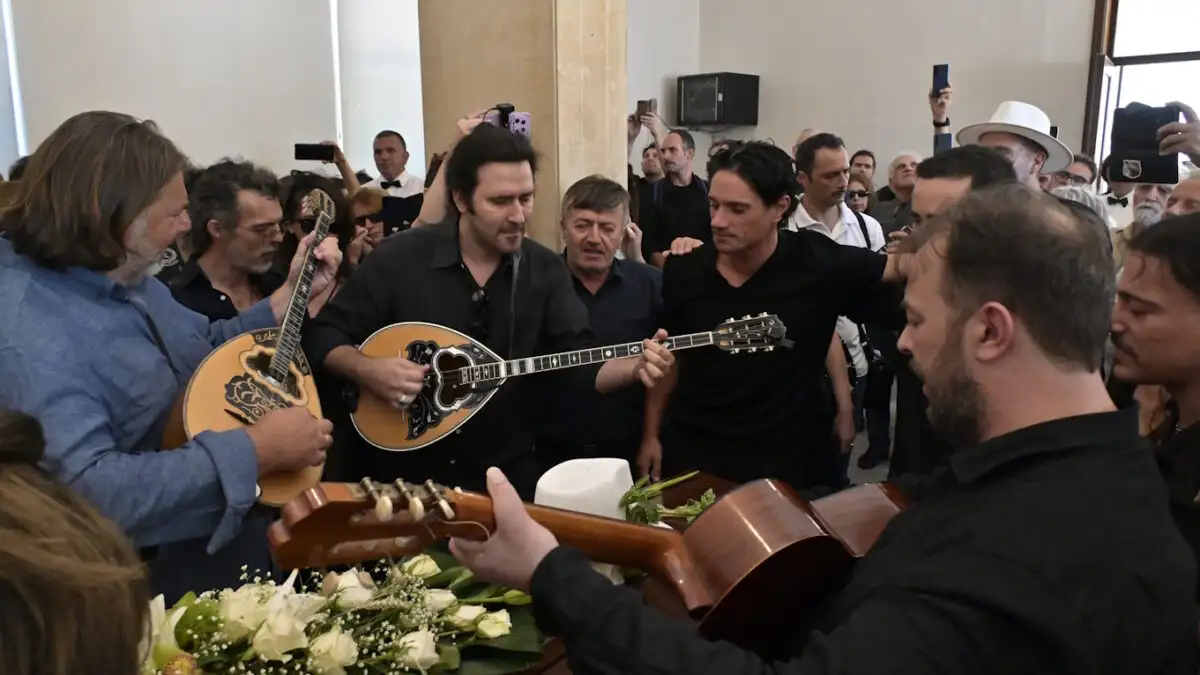 Κηδεία Νίκου Καλογερόπουλου: Τον αποχαιρέτησαν με όργανα και τραγούδια - Όλος ο καλλιτεχνικός κόσμος ήταν εκεί 4 kideia kalogeropoulou eurokinissi 12 1200x675 1