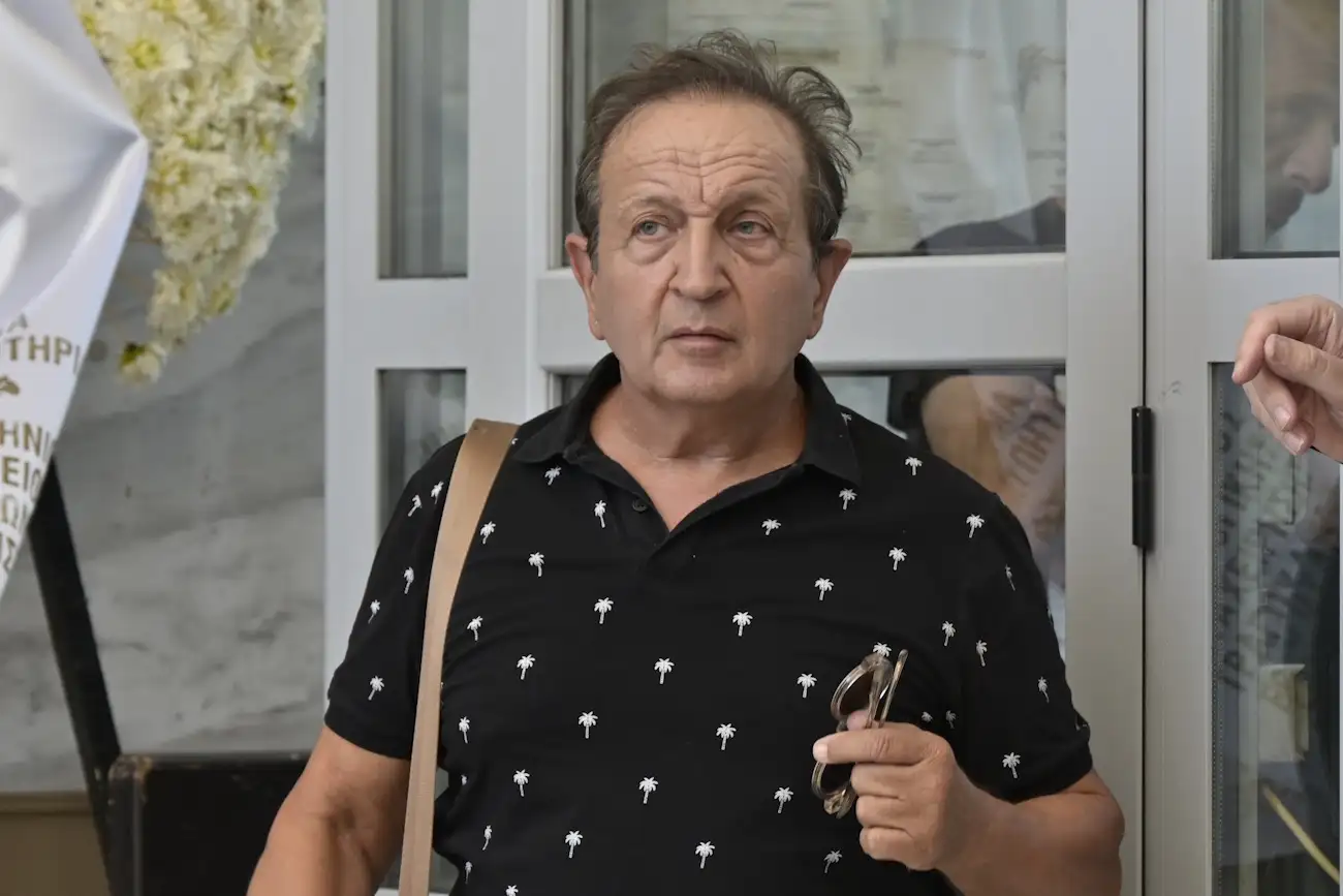 Κηδεία Νίκου Καλογερόπουλου: Τον αποχαιρέτησαν με όργανα και τραγούδια - Όλος ο καλλιτεχνικός κόσμος ήταν εκεί 9 kideia kalogeropoulou eurokinissi 3