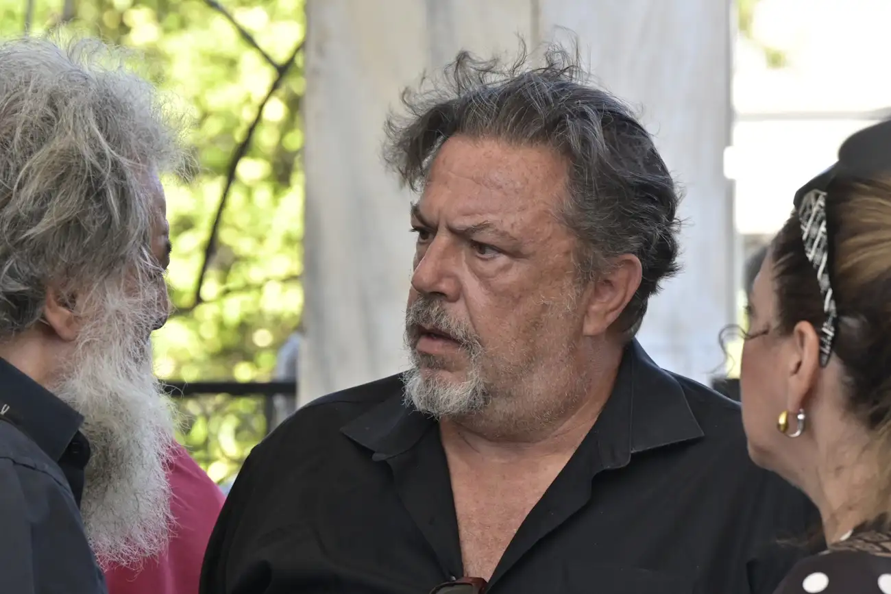 Κηδεία Νίκου Καλογερόπουλου: Τον αποχαιρέτησαν με όργανα και τραγούδια - Όλος ο καλλιτεχνικός κόσμος ήταν εκεί 8 kideia kalogeropoulou eurokinissi 4