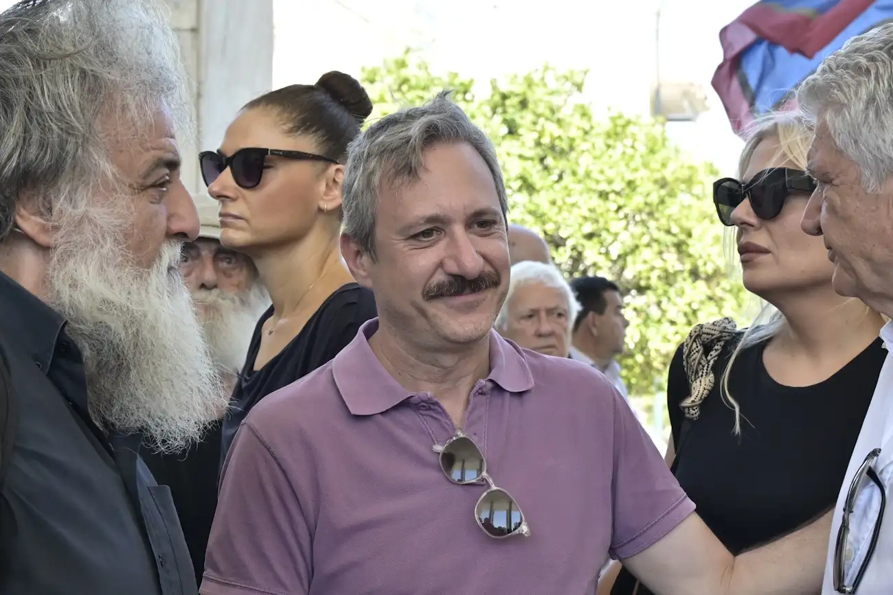 Κηδεία Νίκου Καλογερόπουλου: Τον αποχαιρέτησαν με όργανα και τραγούδια - Όλος ο καλλιτεχνικός κόσμος ήταν εκεί 11 kideia kalogeropoulou eurokinissi 5