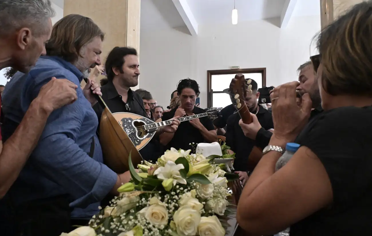 Κηδεία Νίκου Καλογερόπουλου: Τον αποχαιρέτησαν με όργανα και τραγούδια - Όλος ο καλλιτεχνικός κόσμος ήταν εκεί 1 kideia kalogeropoulou eurokinissi 6