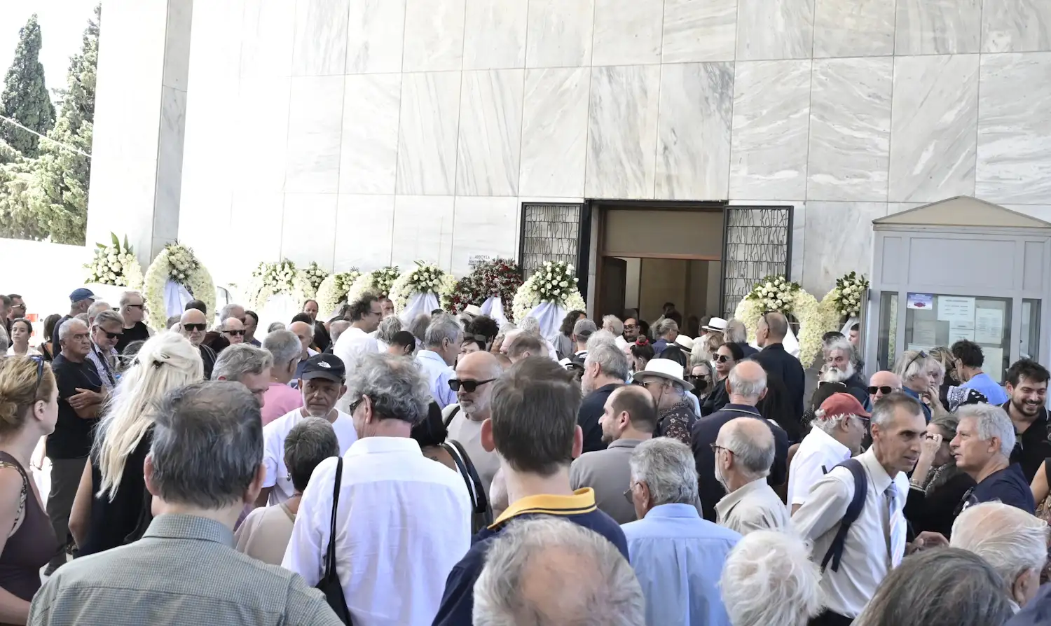 Κηδεία Νίκου Καλογερόπουλου: Τον αποχαιρέτησαν με όργανα και τραγούδια - Όλος ο καλλιτεχνικός κόσμος ήταν εκεί 16 kideia kalogeropoulou eurokinissi 7