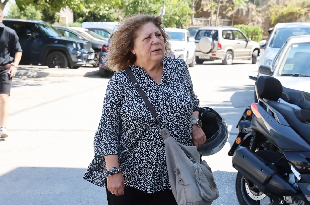 Κηδεία Νίκου Καλογερόπουλου: Τον αποχαιρέτησαν με όργανα και τραγούδια - Όλος ο καλλιτεχνικός κόσμος ήταν εκεί 12 kideia kalogeropoulou ndp 3