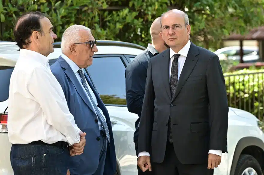 Ράγισαν καρδιές στο τελευταίο «αντίο» στον Στέφανο Μάνο – Ποιοι βρέθηκαν στην κηδεία του 8 kideia stefanos manos 11