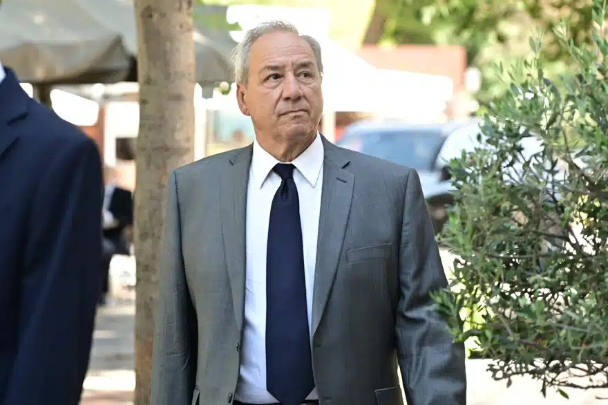 Ράγισαν καρδιές στο τελευταίο «αντίο» στον Στέφανο Μάνο – Ποιοι βρέθηκαν στην κηδεία του 6 kideia stefanos manos 12