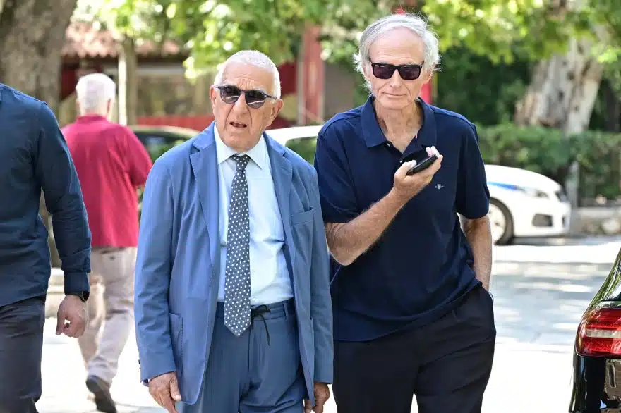 Ράγισαν καρδιές στο τελευταίο «αντίο» στον Στέφανο Μάνο – Ποιοι βρέθηκαν στην κηδεία του 9 kideia stefanos manos 1