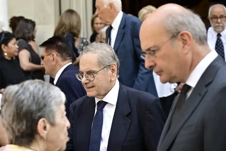 Ράγισαν καρδιές στο τελευταίο «αντίο» στον Στέφανο Μάνο – Ποιοι βρέθηκαν στην κηδεία του 2 kideia stefanos manos 3
