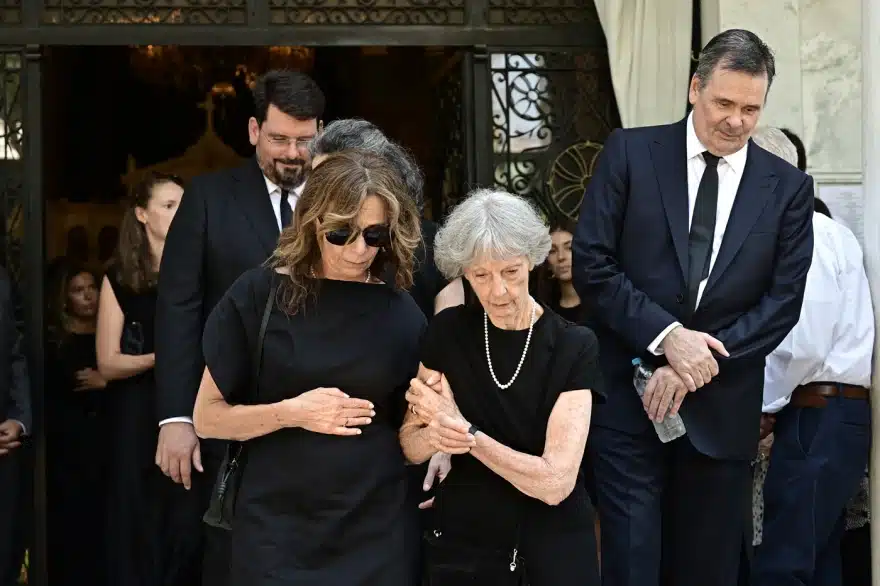 Ράγισαν καρδιές στο τελευταίο «αντίο» στον Στέφανο Μάνο – Ποιοι βρέθηκαν στην κηδεία του 1 kideia stefanos manos 7