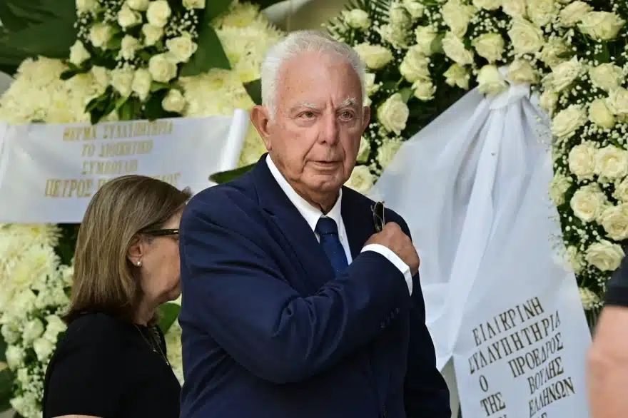 Ράγισαν καρδιές στο τελευταίο «αντίο» στον Στέφανο Μάνο – Ποιοι βρέθηκαν στην κηδεία του 4 kideia stefanos manos 8