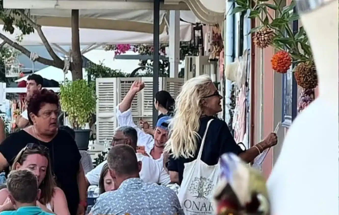 Ελένη Μενεγάκη: Έβγαλε ανακοίνωση η ταβέρνα της Τασίας στην Κεφαλονιά μετά την επίσκεψή της – Γιατί και τι αναφέρει 1 menegaki eleni tasia