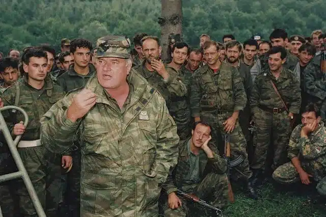 Πέθανε στη φυλακή ο «χασάπης της Σρεμπρένιτσα» και πρώην ηγέτης των Σέρβων της Βοσνίας Ράτκο Μλάντιτς 2 mlantid 640x426 1