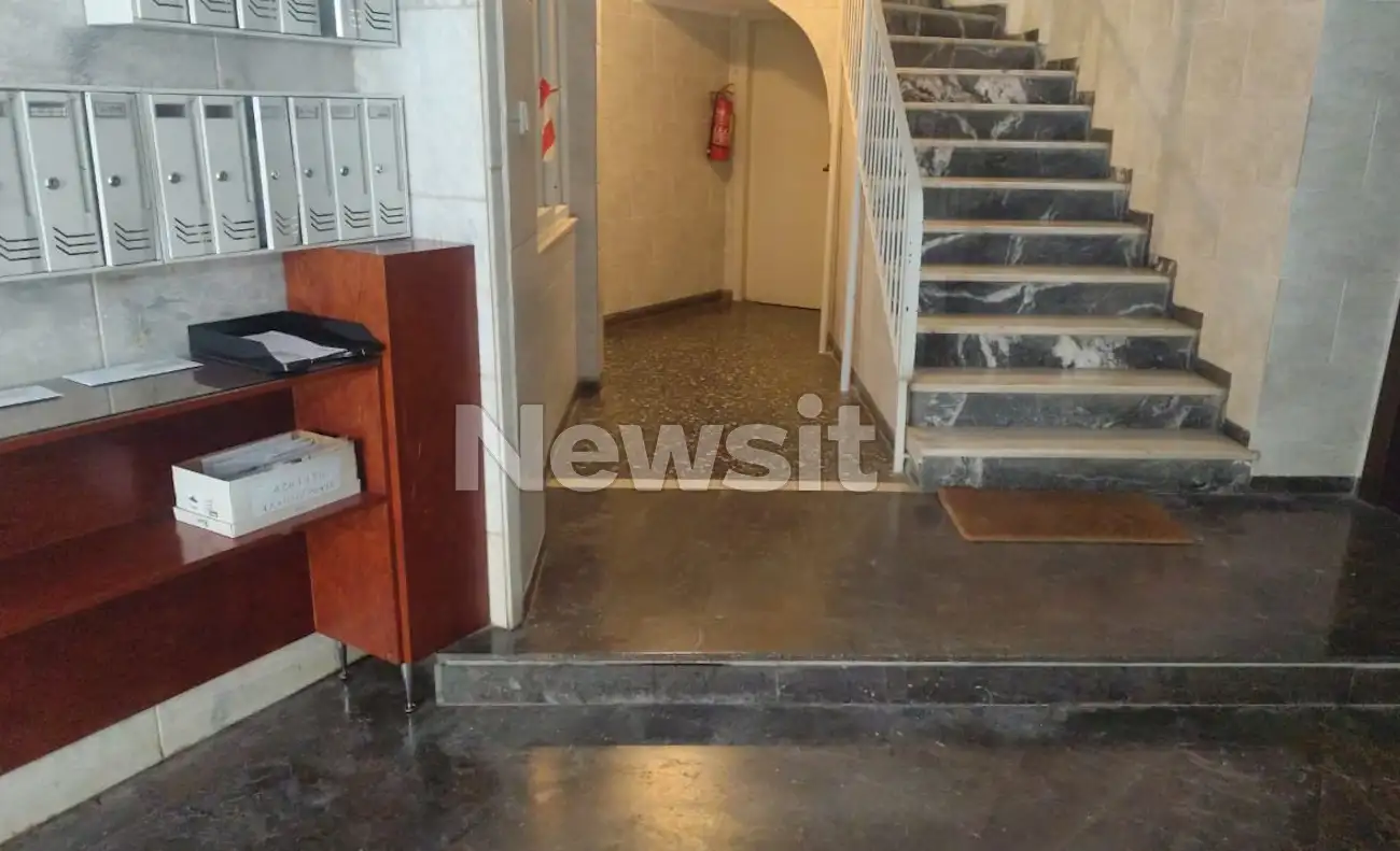Νέα Σμύρνη: Σοκαριστική μαρτυρία για τη γυναικοκτονία – «Της είχε δείξει το όπλο με το οποίο θα τη σκότωνε» 1 polykatoikia nea smyrni esoteriko22