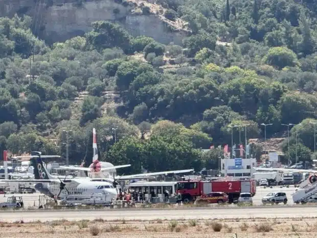 Συναγερμός σε πτήση από Ρόδο: Αεροσκάφος παρουσίασε πρόβλημα σε κινητήρα και επέστρεψε 1 rodos aeroplano