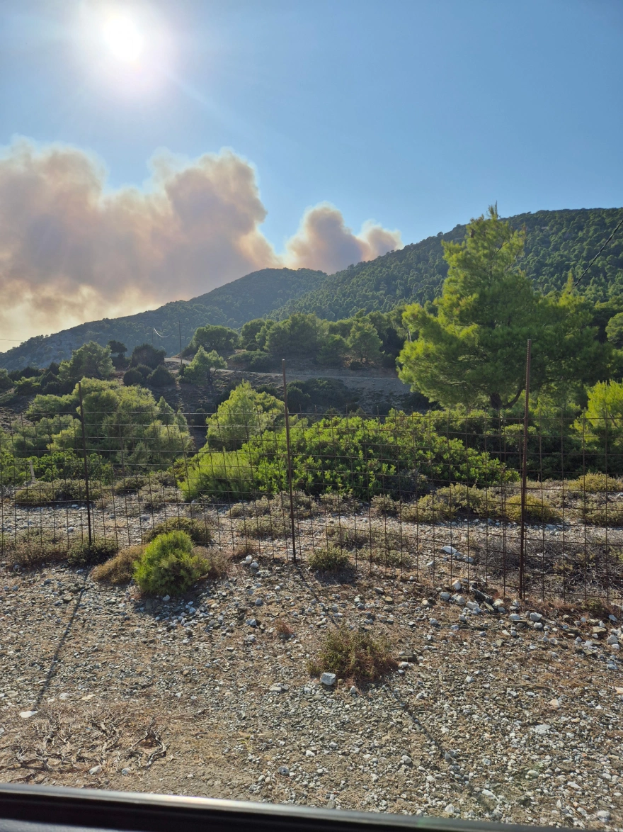 Φωτιά στη Σκύρο: Εκκενώθηκαν δύο οικισμοί μετά από μηνύματα του 112 – Στη μάχη 10 εναέρια μέσα 4 skyros fotia 1