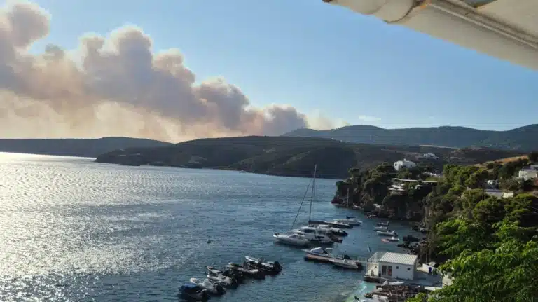 Φωτιά στη Σκύρο: Εκκενώθηκαν δύο οικισμοί μετά από μηνύματα του 112 – Στη μάχη 10 εναέρια μέσα