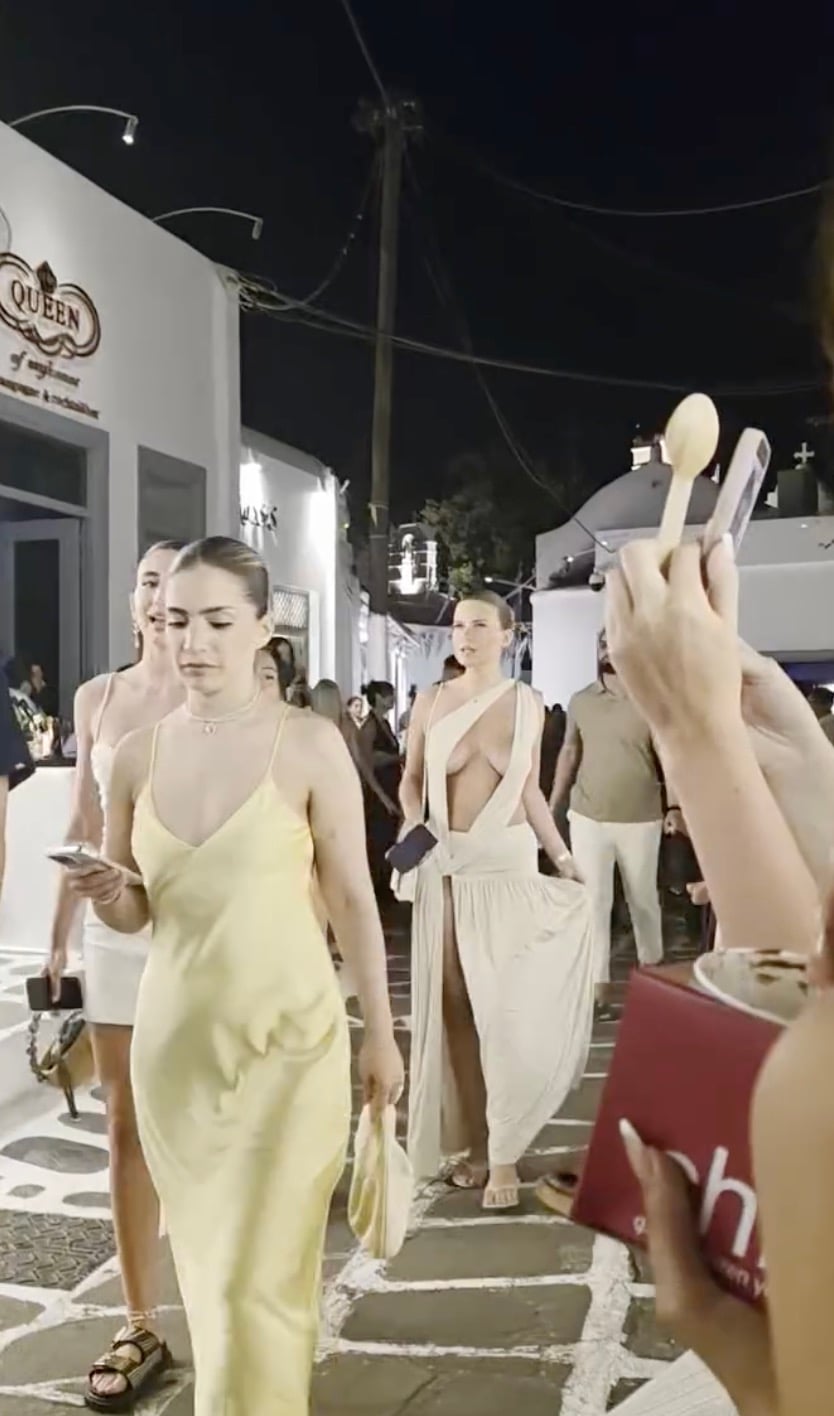 Χαμός στην Μύκονο - Η κορυφαία εμφάνιση του καλοκαιριού - Έκανε βόλτα ντυμένη έτσι και τρελάθηκαν όλοι 1 stigmiotypo othonis 2026 08 01 23.11.12