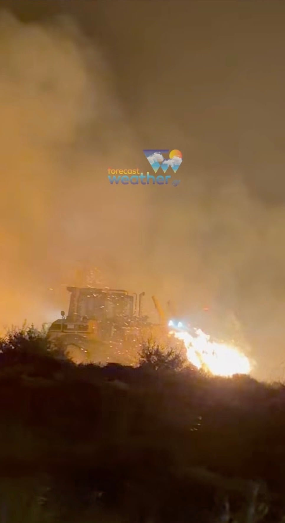 Εκσκαφέας δίνει μάχη με τις φλόγες ανοίγοντας αντιπυρική ζώνη – Συγκλονιστικό βίντεο 2 stigmiotypo othonis 2026 08 02 15.25.25