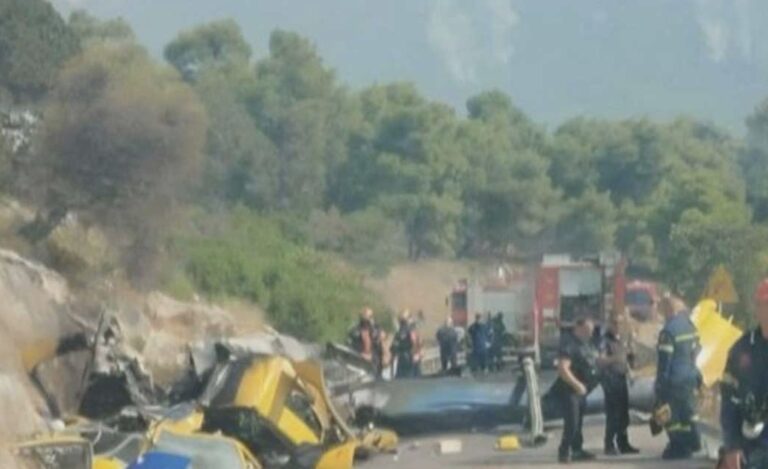 Συντριβή πυροσβεστικών ελικοπτέρων στη φωτιά της Ψάθας – Χωρίς τις αισθήσεις τους το πλήρωμα του ενός