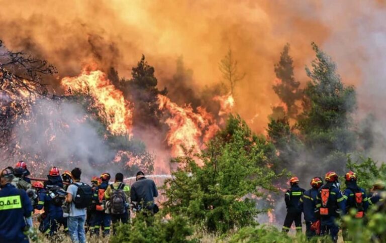 Δραματικές ώρες στη Δυτική Αττική – Εκκενώνεται η Ψάθα, οι φλόγες δίπλα στα σπίτια