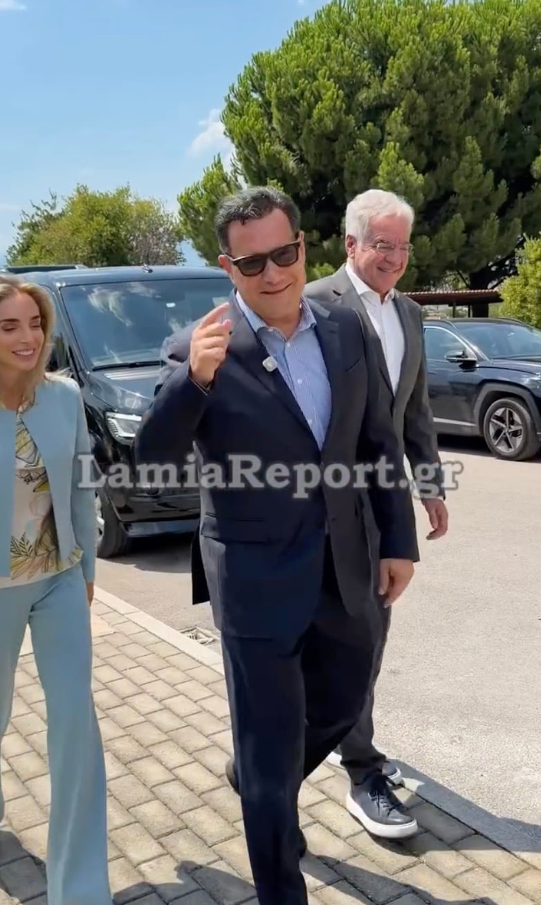 Έκανε πλάκα με τα γυαλιά ο Άδωνις μόλις έφτασε στη Λαμία: «Γεια σας παιδιά, προσέξτε σας γράφω» 2 stigmiotypo othonis 2026 08 05 16.39.12