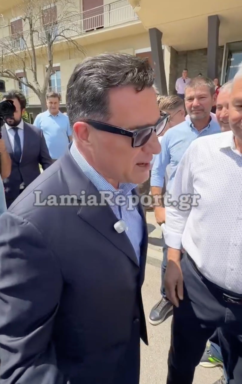 Έκανε πλάκα με τα γυαλιά ο Άδωνις μόλις έφτασε στη Λαμία: «Γεια σας παιδιά, προσέξτε σας γράφω» 1 stigmiotypo othonis 2026 08 05 16.39.20