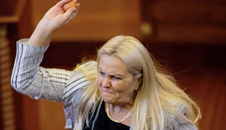 Χαμός στη Βουλή του Κοσόβου – Βουλευτής πέταξε αυγά στον υπηρεσιακό πρωθυπουργό