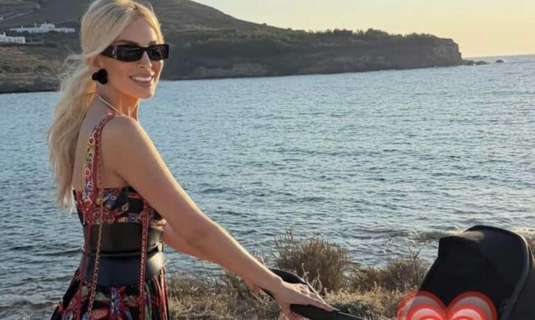 Κατερίνα Καινούργιου: Αγκαλιά με την τεσσάρων μηνών κόρη της με φόντο το ηλιοβασίλεμα της Πάρου