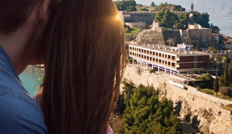 Σόδομα και Γόμορρα σε πασίγνωστη ελληνική πόλη: Ζευγάρια κλείνουν βίλες – «Είμαστε παντρεμένοι, εχέμυθοι και ψάχνουμε…»
