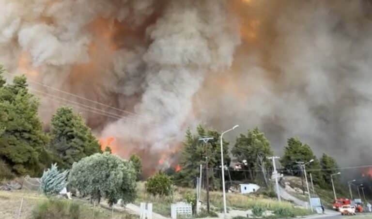 Μεγάλη φωτιά στη Χαλκιδική – Δίπλα σε σπίτια οι φλόγες –  Eκκενώθηκαν Σίβηρη και Φούρκα