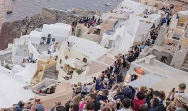 Έρχονται τουρίστες με το τσουβάλι και δεν ξοδεύουν… μία: Το νησί που ενώ έχει περισσότερο κόσμο από ποτέ, αλλά εστίαση και εμπόριο «κλαίνε»