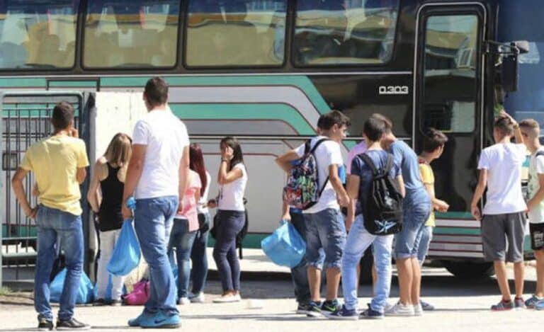 Σχολικές εκδρομές: Ο καθηγητής θα επιβλέπει ακόμη και την ταχύτητα του λεωφορείου
