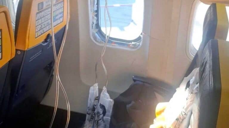 Αγωγή εκατομμυρίων κατά της Ryanair από τον επιβάτη που βρέθηκε μισός έξω από το αεροπλάνο σε πτήση από τη Θεσσαλονίκη