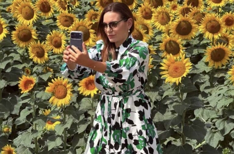 Καλύτερη και από influencer η Όλγα Κεφαλογιάννη – Έβγαλε φωτογραφία με φόντο τα ηλιοτρόπια – Πού φωτογραφήθηκε