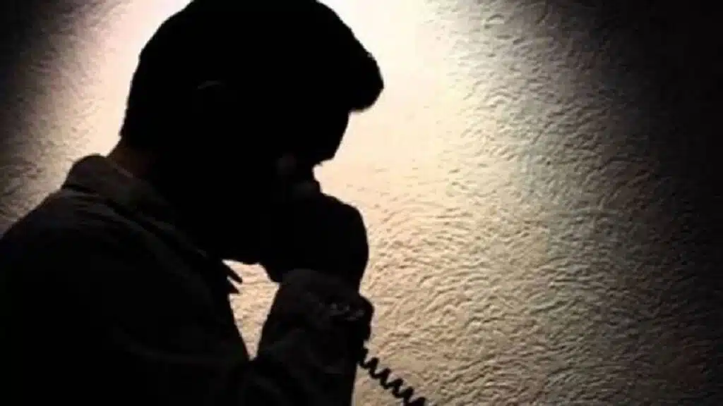 Έπεισαν 90χρονη να βάλει 400.000 ευρώ σε σακούλα για να μην τα «δει ο δορυφόρος της εφορίας» 2 tilefoniki apati