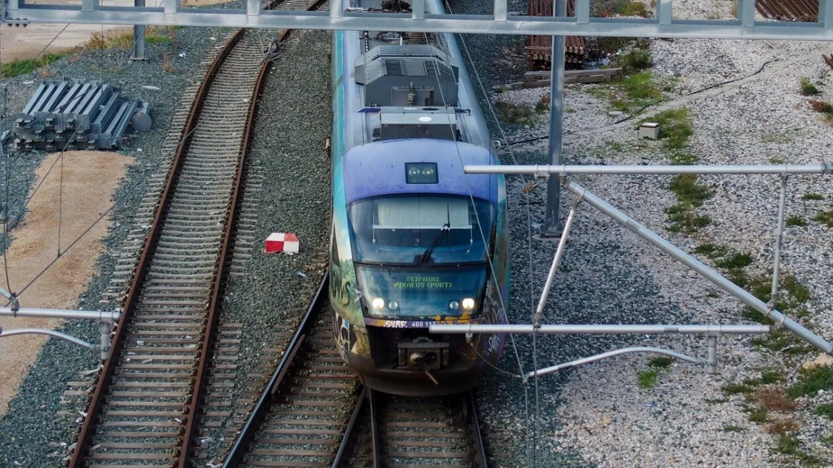 Απίστευτο: Ακινητοποιήθηκε τρένο της Hellenic Train λόγω φωτιάς και στη συνέχεια κάηκε το λεωφορείο αντικατάστασης 2 treno 2