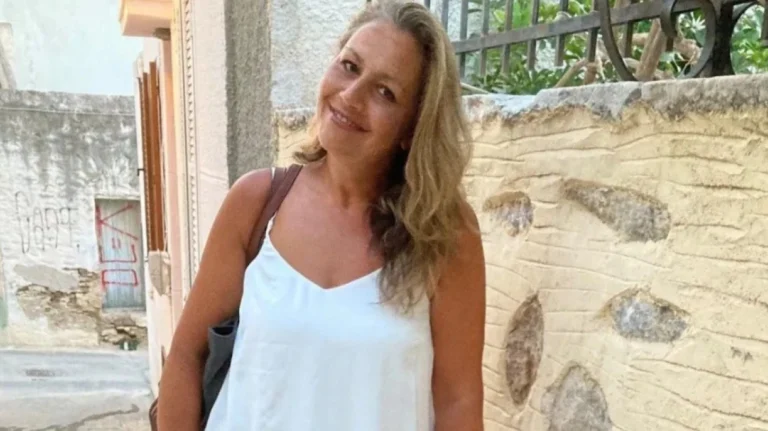 «Ένα τσίμπημα άλλαξε τη ζωή μου»: Η 51χρονη που έπεσε σε κώμα μετά τις διακοπές στη Σύρο
